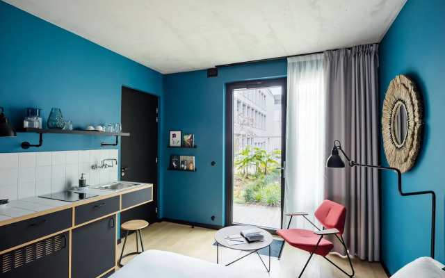 Deskopolitan House
