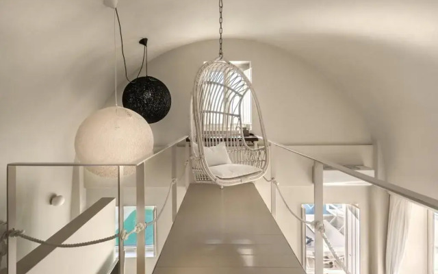 Отель West East Suites