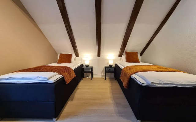 Beautiful Penthouse Near Center, 2-bedroom, Balcony and Free Parking