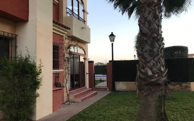 A Quiet House In The Neighborhood Of Urbanizacion Club Salino