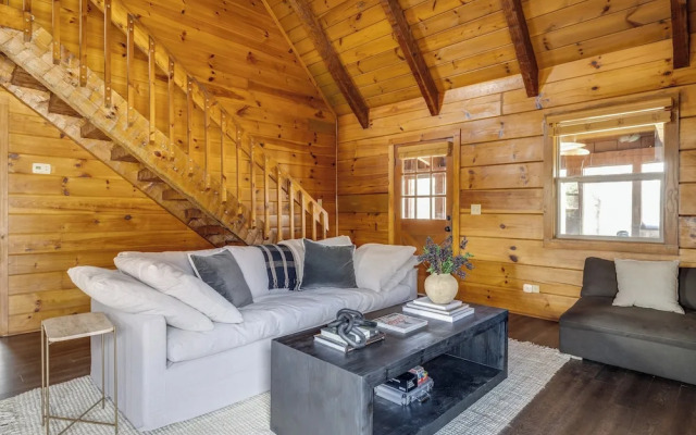 Dudley III by Avantstay Hot Tub + Enclosed Deck Views! Cozy Mountain Retreat