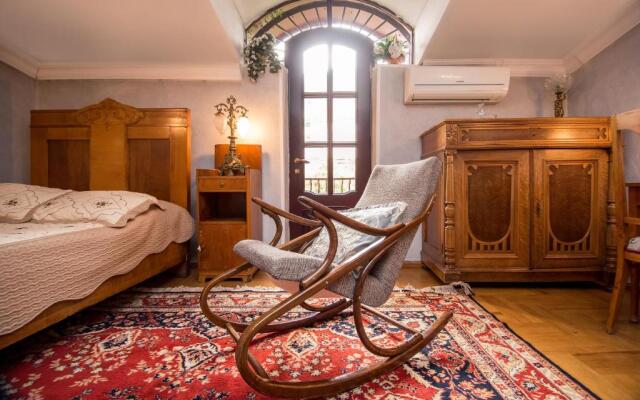 Lia's Guest House