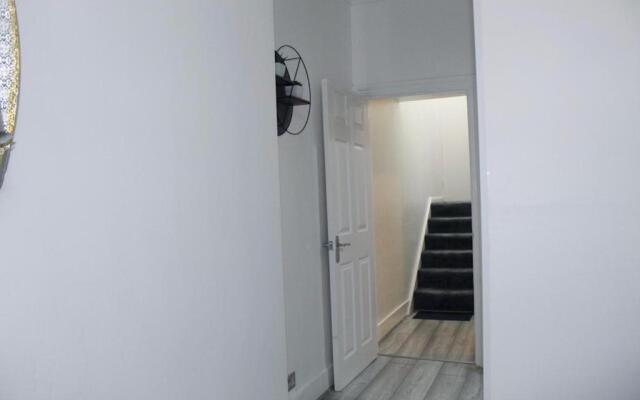 2 bed 1st floor Apartment-own entrance & parking
