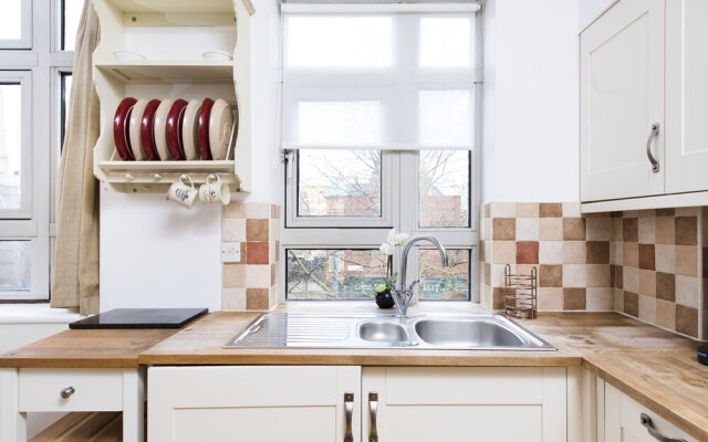 Stylish and Quirky 2BR Maisonette in Fulham