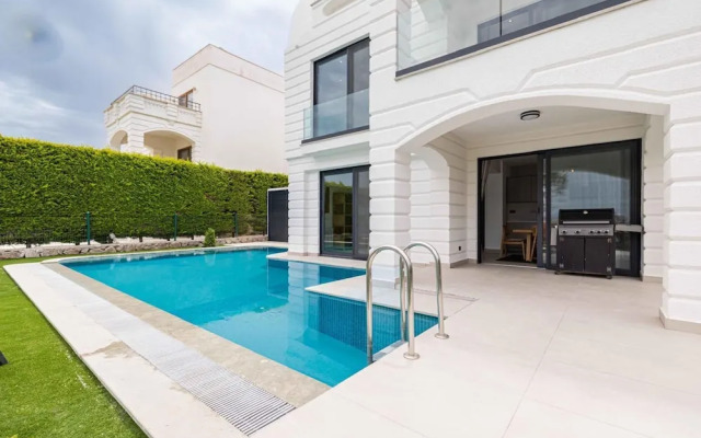 Stunning Villa With Private Pool and Luxuriest Views