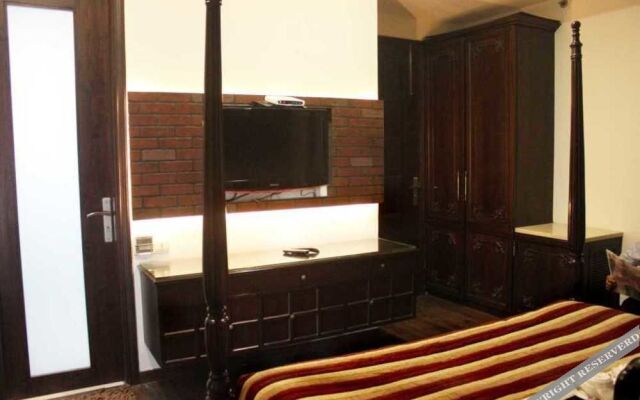 OYO Premium Rajouri Garden Janta Market