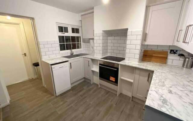Essex 2-bed House nr Stanstead With Arcade Machine