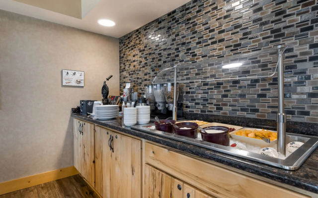 Best Western Premier The Lodge on Lake Detroit