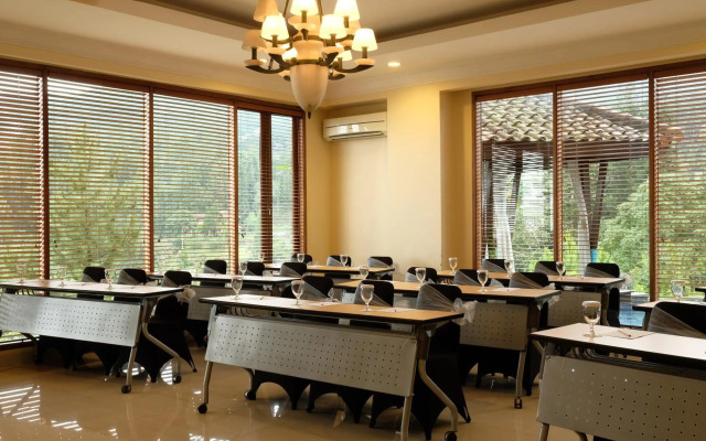 The Grand Hill Bistro Cafe & Resort Hotel