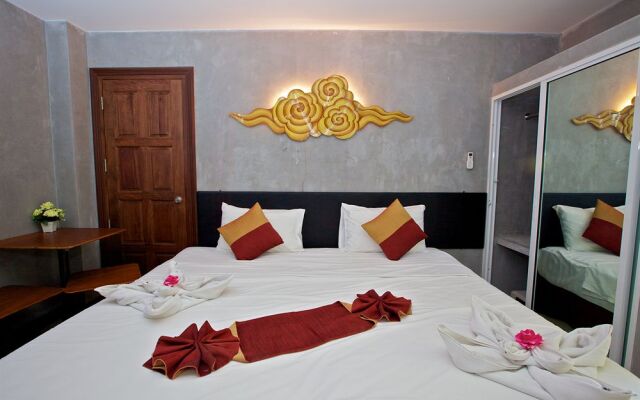 Baan Kamala Hostel and Guesthouse