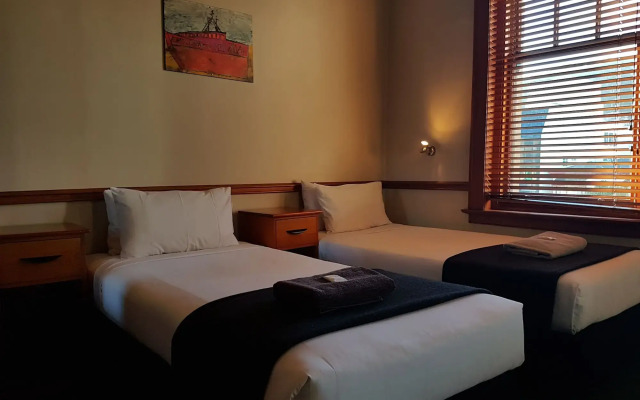 The Cambridge Hotel & Backpackers