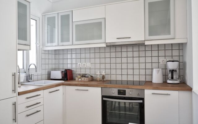 Marvelous n Bright Apartment next to Megaro Mousikis