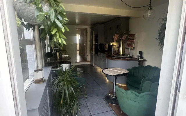 My Sky London House Near Attractions