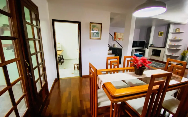 Casa confortável com churrasqueira na Granja Viana