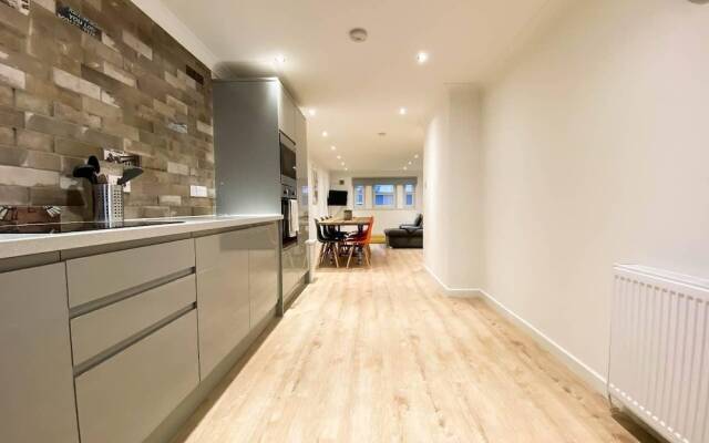 Large Modern 3 Bedroom Apt With Free Parking