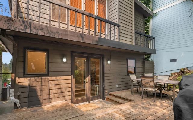 Seattle Vacation Home: The Hawks' Nest