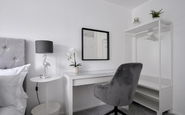 No. 8 - Top Floor Modern Apartment