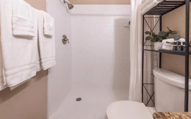 Mesa Garnet 4 Bedroom Home by RedAwning