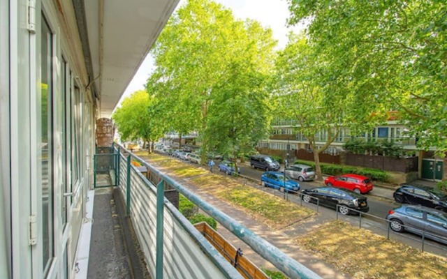 Spacious & Airy Apt w Balcony in Kentish Town