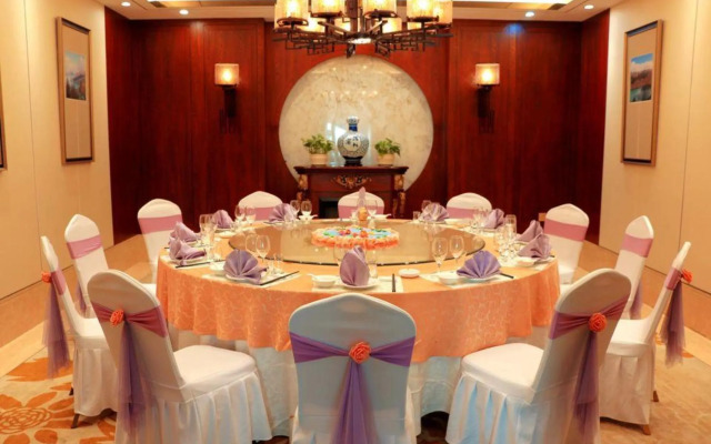 Yili Huacheng Hotel (Liuxing Street)