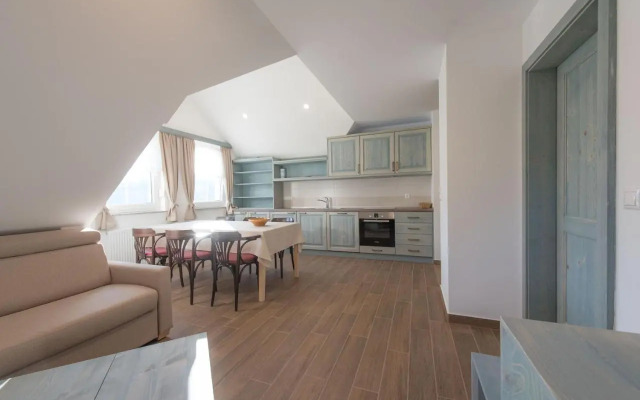 Apartments and rooms Tolc