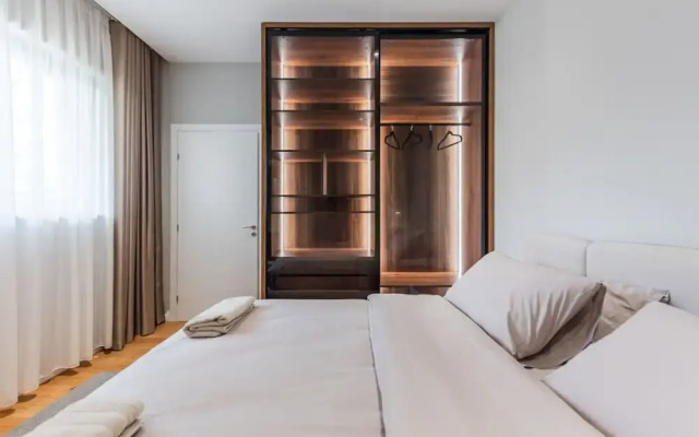 Villa Serenity Luxury Lakeside Manor