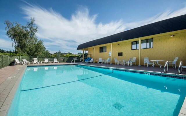 Econo Lodge & Suites