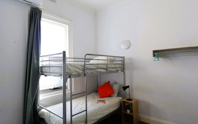 Wallaby Backpackers Hostel Perth - note - Valid passport required to check in – Guest Rooms – Perth