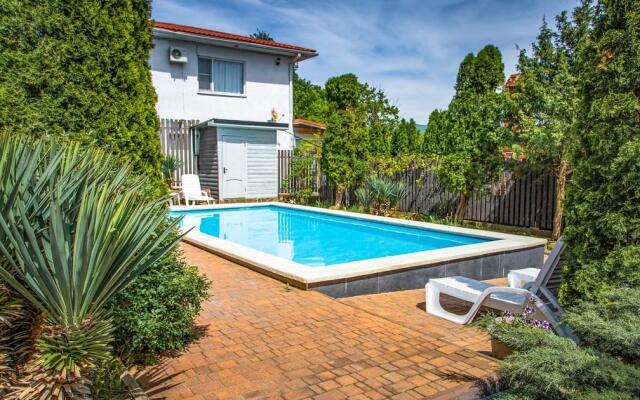 Villa Holiday & White House