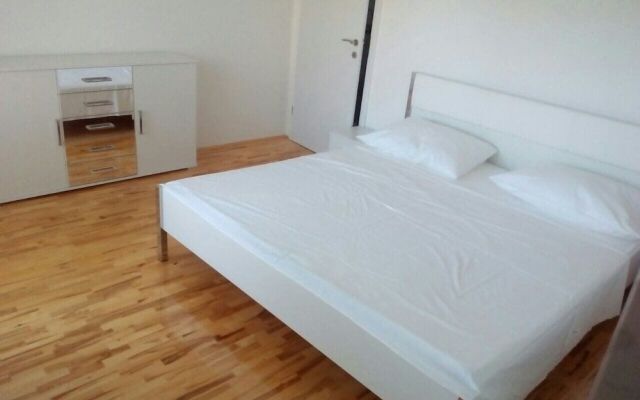 Three-Bedroom Apartment in Kastel Gomilica