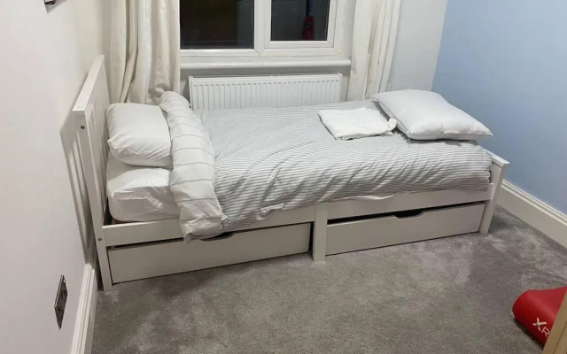 Lovely 3-bed House in Potters Bar Jacuzzi & 75inch