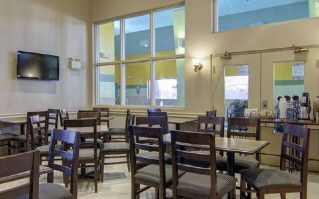 Travelodge Ambassador Bridge Windsor