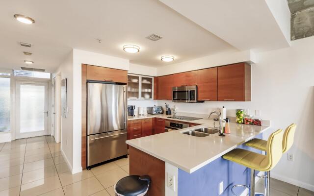 Hang Ten- Large Townhome, lux amenities, parking