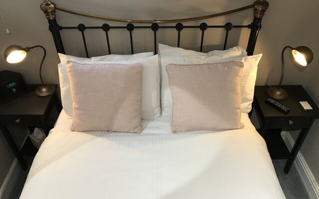Holly-Wood Guest House