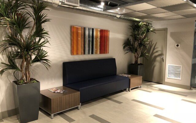 Prime Location Westwood Apartment 409w