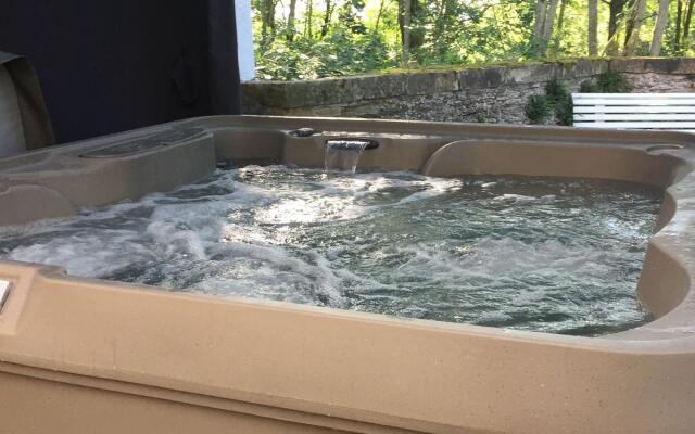 Unique Holiday Home in Virton With Jacuzzi