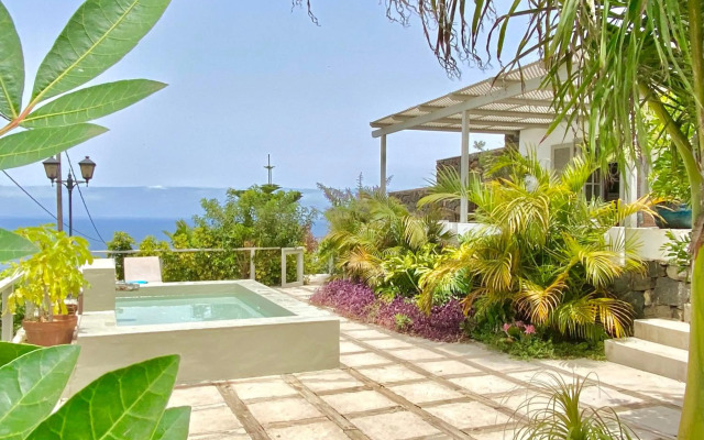 Exclusiva Casa Canaria con Magníficas Vistas al Mar