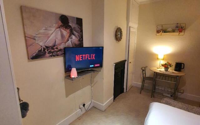 Monalisa single room near Edgware station