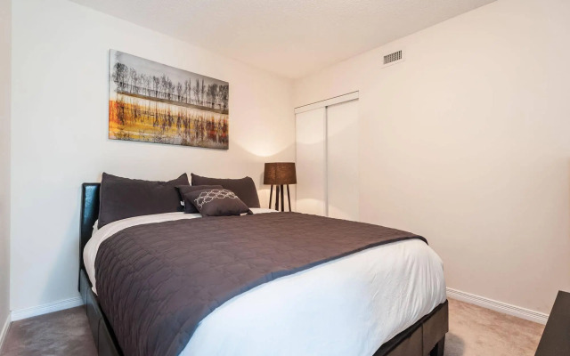 Life Suites - Front and Spadina