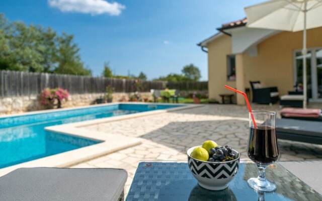 Beautiful Home in Vrecari With Wifi and 4 Bedrooms