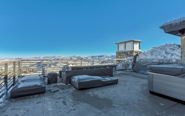 Four Bedroom Penthouse 4 Apartment Hotel by RedAwning