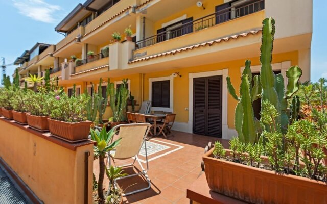 Giardini Naxos Bright Apartments with Balcony