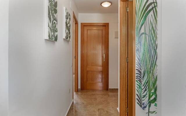 Beautiful 2-Bed first beach line apartment for 6