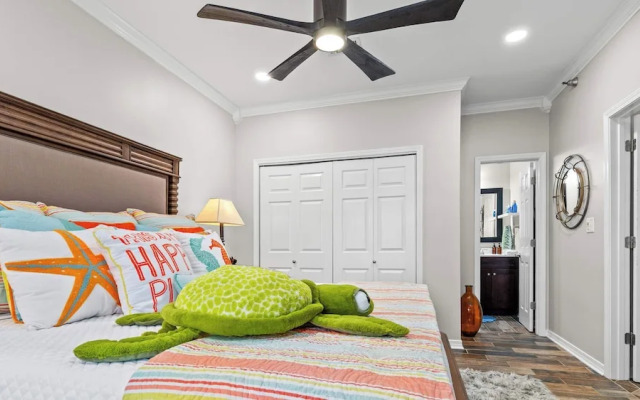 Cozy 3-bedroom Condo Comfy Living Space, Two Balconies, Outdoor Pool