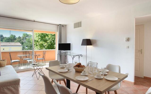 Apartment in Greoux-les-bains Near Lakes