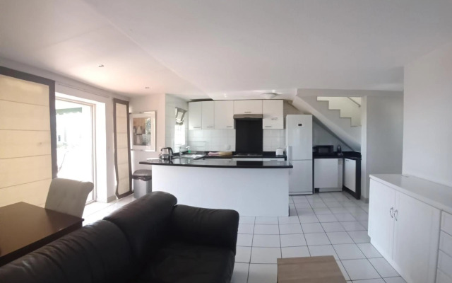 Mount Royal 09 - Large 1 bed with balcony