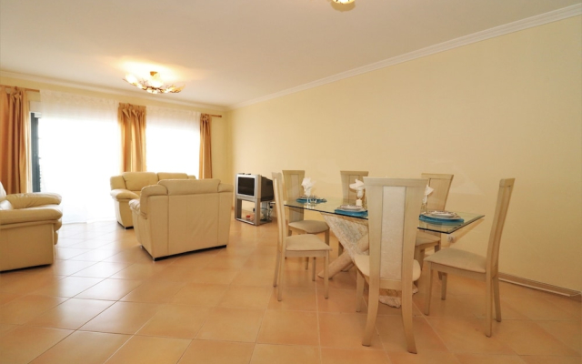 Lovely 2 -bedroom Vacation Apartment In Quarteira