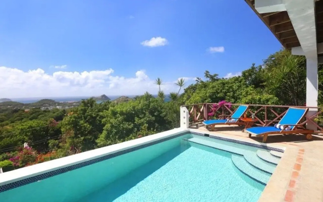 Bella Vista 3 Bedroom Home by RedAwning