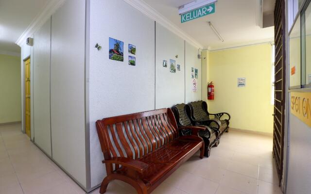 SPOT ON 89857 Azra Inn Rumah Tumpangan