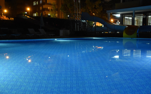 Vi̇va Beach Hotel